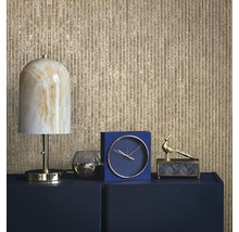 Scène décorative avec lampe, horloge et ornements sur un buffet devant un mur texturé