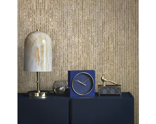 Scène décorative avec lampe, horloge et ornements sur un buffet devant un mur texturé