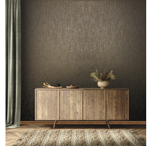 Salon avec commode en bois, décoration et papier peint à motifs