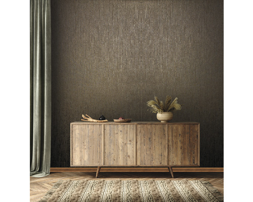 Salon avec commode en bois, décoration et papier peint à motifs