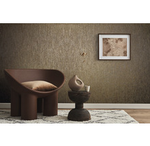 Vue d''une pièce avec une chaise, une table d''appoint, des décorations et du papier peint