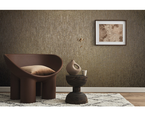 Vue d''une pièce avec une chaise, une table d''appoint, des décorations et du papier peint