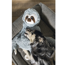 Chien se reposant avec un jouet paresseux pour chien sur un lit pour chien.