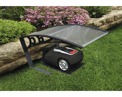 Robot tondeuse avec abri dans le jardin