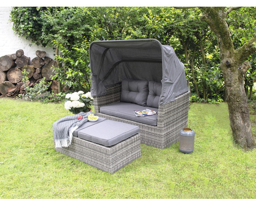 Gartenmöbelset mit Rattanoberfläche, Sitzkissen und Überdachung im Garten