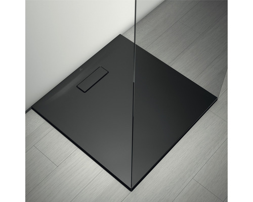 Schwarze Duschwanne mit Ablauf in einem Badezimmer