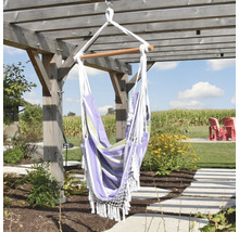 Fauteuil suspendu avec barre en bois sous une pergola dans le jardin