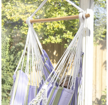 Fauteuil suspendu avec barre en bois et motif à rayures