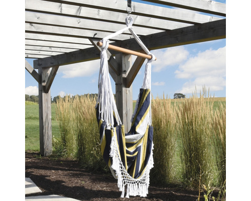 Hängesessel mit Holzstange unter einer Pergola