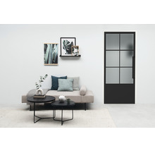 Salon avec canapé, tables basses et porte intérieure avec insert en verre