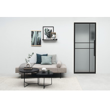 Salon avec canapé, table et porte intérieure avec insert en verre