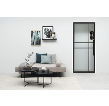 Salon avec canapé, table, décoration et une porte avec insert en verre