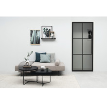 Salon avec canapé, tables basses et porte à deux vantaux