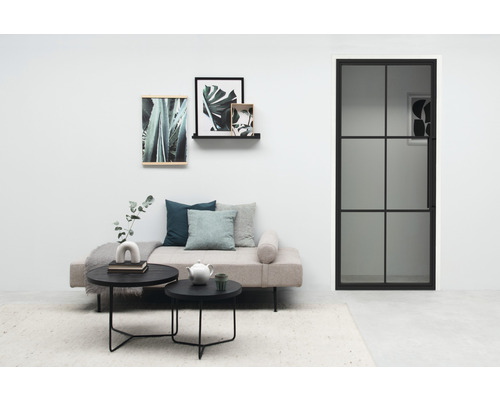 Salon avec canapé, tables basses et porte à deux vantaux