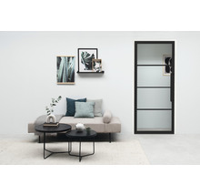 Salon moderne avec canapé, tables basses, décoration murale et porte vitrée