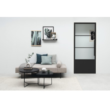 Salon avec canapé, table basse et porte intérieure avec insert en verre