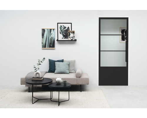 Salon avec canapé, table basse et porte intérieure avec insert en verre