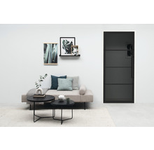 Salon avec canapé, tables basses et porte intérieure avec insert en verre.