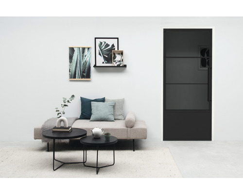 Salon avec canapé, table et porte intérieure noire