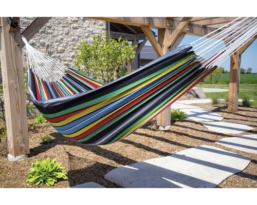 Gestreifte Hängematte aus Stoff mit Holzgestell im Garten.