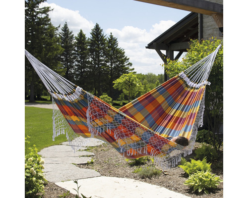 Hängematte mit kariertem Muster und Fransen im Garten