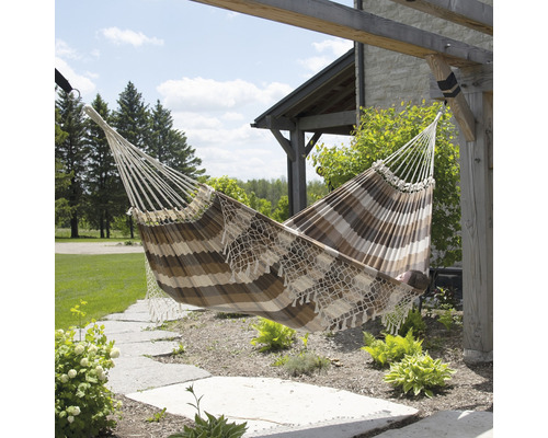 Gestreifte Hängematte aus Stoff mit Aufhängung im Garten