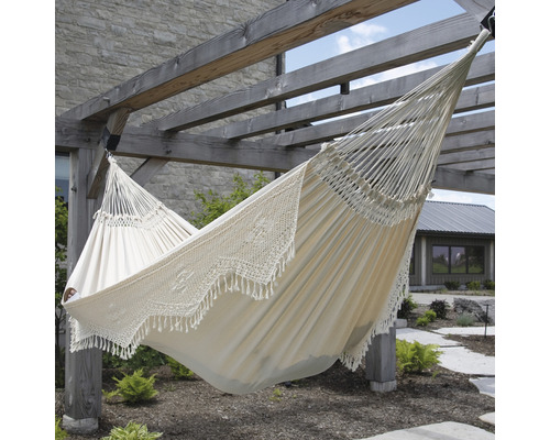 Hängematte aus Stoff mit dekorativem Rand aufgehängt an Holzkonstruktion