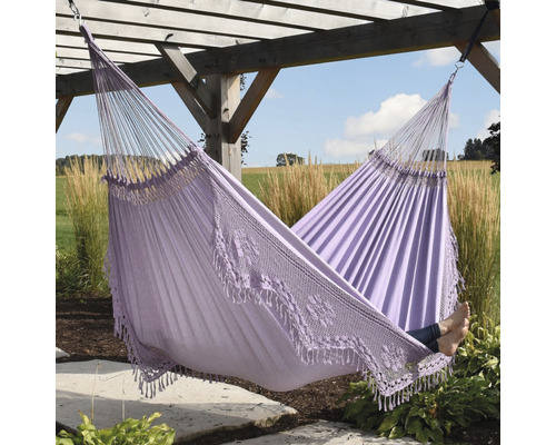 Lila Hängematte mit dekorativen Fransen, aufgehängt in einem Gartenpavillon