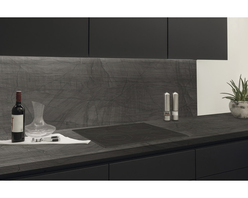 Cuisine moderne avec plaque à induction, bouteille de vin et herbes
