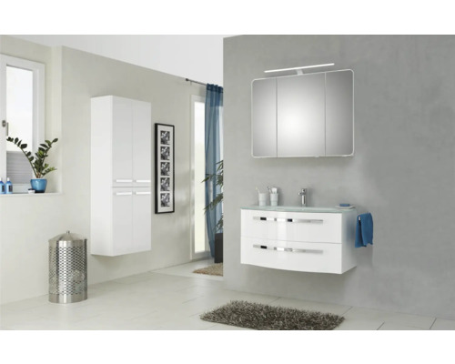 Badezimmer mit Waschtisch, Spiegelschrank, Hochschrank und Wäschekorb