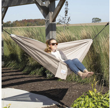 Femme se détend dans un hamac dans le jardin