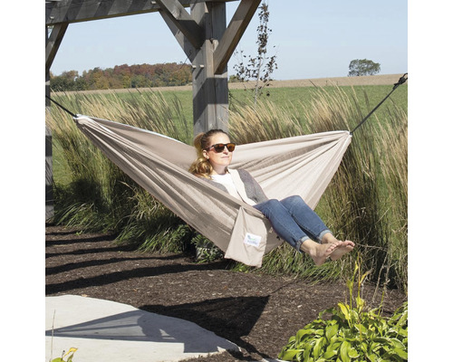 Femme se détend dans un hamac dans le jardin