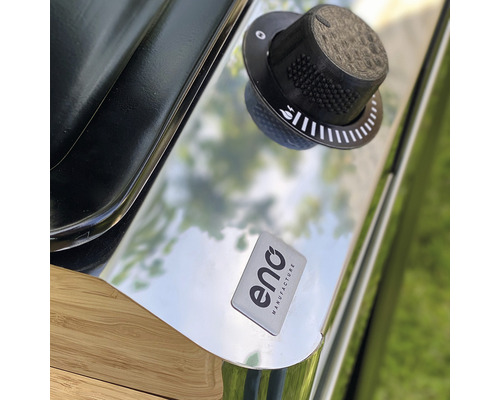 Vue détaillée d''une plaque de cuisson avec bouton de commande et logo Eno Manufacture.