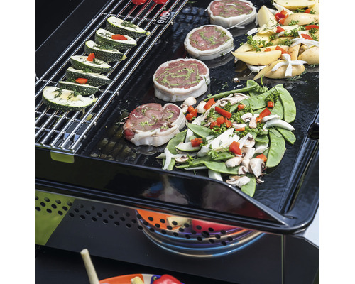 Légumes et viande préparés sur une plaque de grill