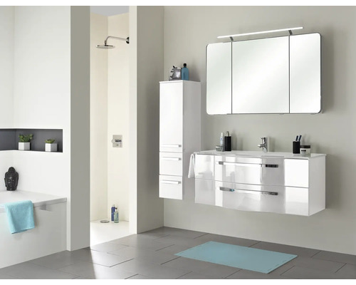 Salle de bains avec douche, lavabo, armoire de toilette et armoire haute en blanc brillant