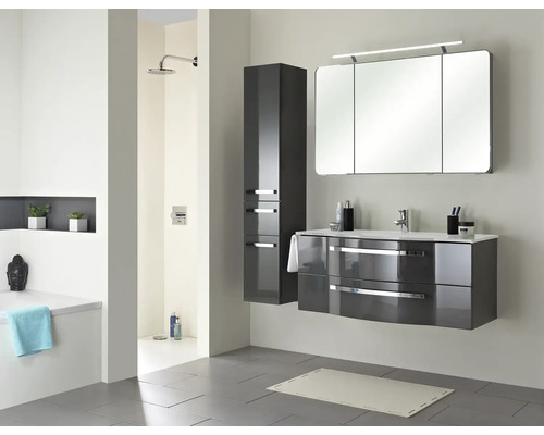 Modernes Badezimmer mit Dusche, Waschtisch, Spiegelschrank und Hochschrank in Grautönen