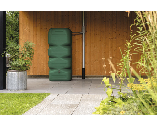 Regenspeicher im Garten mit Wasserhahn und Fallrohranschluss