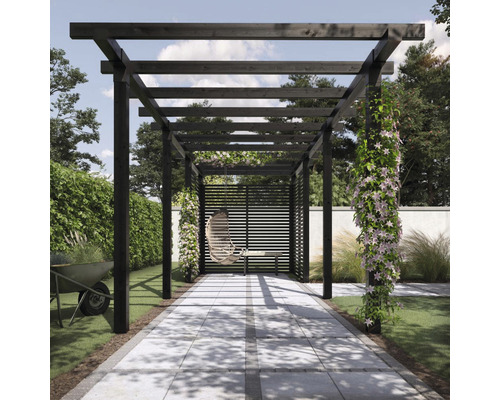 Pergola im Garten mit Pflasterweg und Sitzgelegenheit