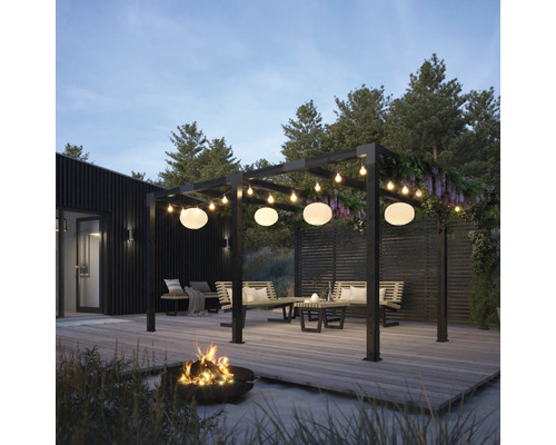 Jardin avec pergola, coin salon, foyer et éclairage pour une ambiance chaleureuse