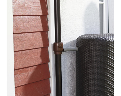 Regenspeicher mit Fallrohranschluss am Haus