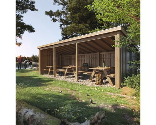 Abri en bois avec tables de pique-nique dans un paysage naturel