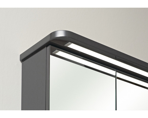 Detailansicht eines Spiegelschranks mit Beleuchtung