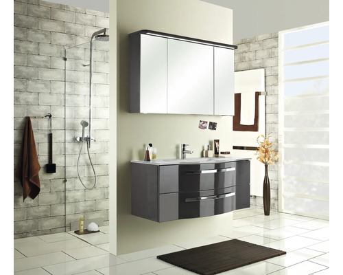 Modernes Badezimmer mit Waschbeckenunterschrank, Spiegelschrank und Dusche