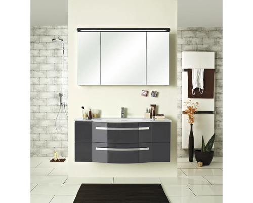 Badezimmer mit Waschtischunterschrank, Spiegelschrank, Handtuchheizkörper und Dusche