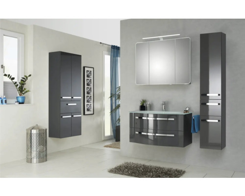 Salle de bains moderne avec lavabo, armoire de toilette, armoires suspendues et espaces de rangement dans une pièce lumineuse.