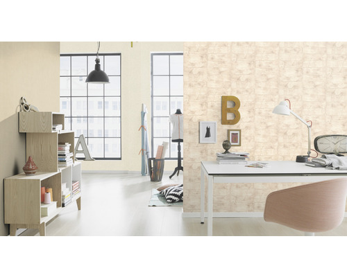 Bureau lumineux avec bureau, chaise et papier peint à motifs