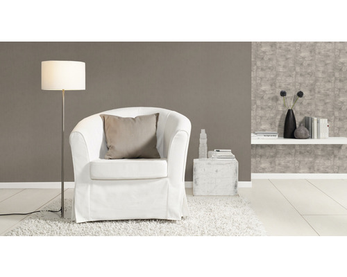 Salon avec fauteuil, lampadaire, tapis et étagère