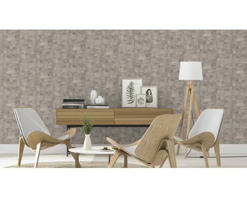 Salon avec papier peint imitation briques grises, fauteuils et table