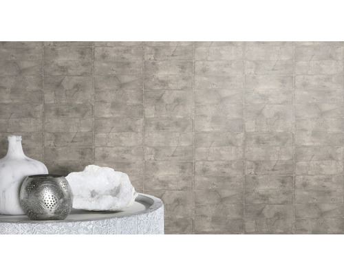 Décoration murale décorative avec des carreaux aspect pierre et des accessoires d''intérieur.