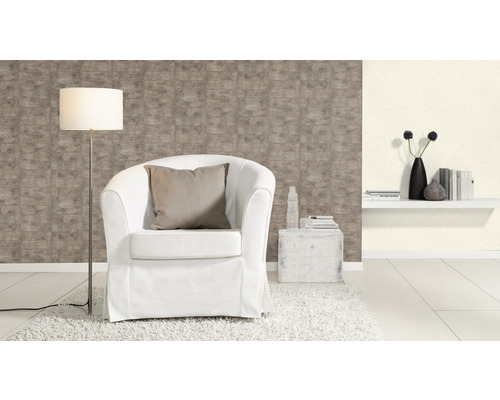 Salon avec fauteuil, lampadaire, tapis et décoration murale